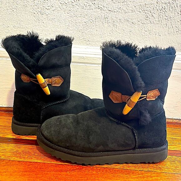 UGG Australia Keely Toggle Black Suede & Sheepskin Short Boots Size 7 - Picture 1 of 13